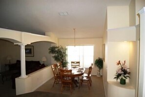 In-room dining - Mark's Eagle Pointe Villa 4 Bedroom IPG Florida (Kissimmee)