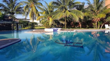 Piscine extérieure, chaises longues