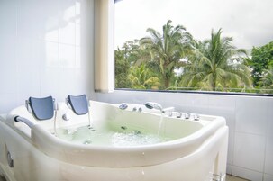 Suíte premium, 1 cama King | Área de estar | TV de tela plana