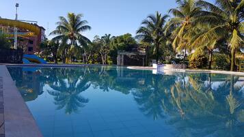 Ulkouima-allas, aurinkotuoleja