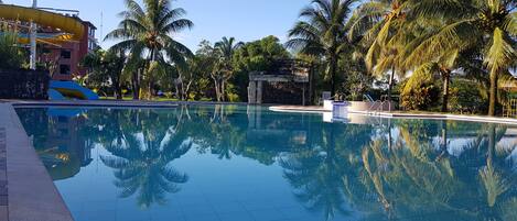 Ulkouima-allas, aurinkotuoleja