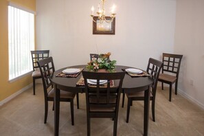 In-room dining - Gerald's Club Cortile Condo 3 Bedroom IPG Florida (Kissimmee)