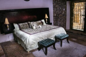 Suíte luxo, 1 cama King | Escrivaninha, ferros/tábuas de passar roupa, Wi-Fi de cortesia