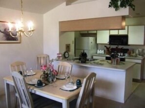 In-room dining - Judy's Island Club Condo 3 Bedroom IPG Florida (Kissimmee)