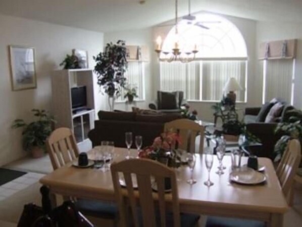 In-room dining - Judy's Island Club Condo 3 Bedroom IPG Florida (Kissimmee)