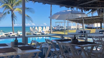 Bar junto a la piscina