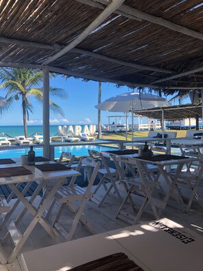 Poolside bar - Peninsula Beach Club Hotel (Maraú)