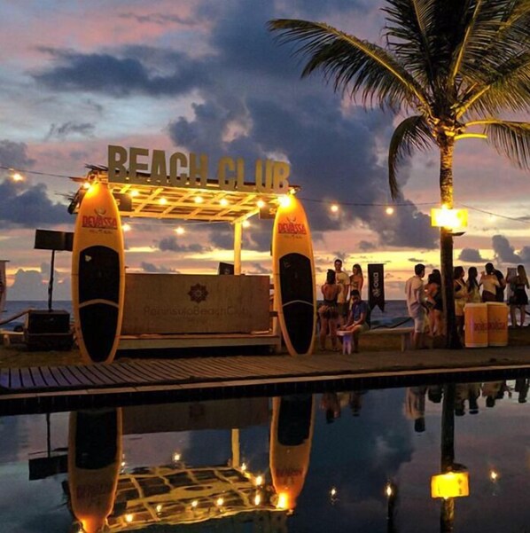 Bar en bord de piscine