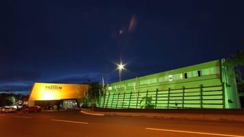 Fachada da propriedade à noite