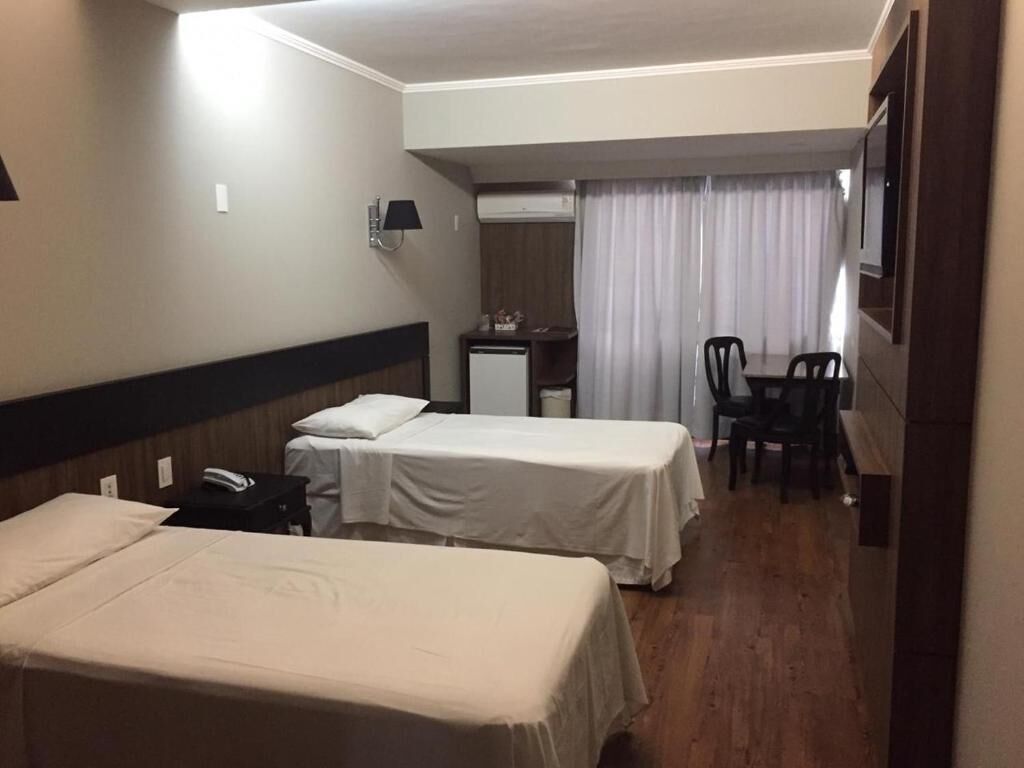 Minibar, safe på rommet, skrivebord og skrivebord for bærbar PC