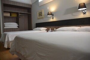 Minibar, caja de seguridad en la habitación y escritorio