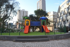 Zona de juegos infantil al aire libre