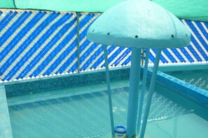 Una piscina cubierta, una piscina al aire libre