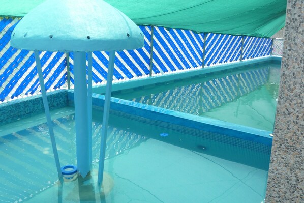 室内游泳池，室外游泳池