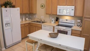 Private kitchen - John's Coral Cay Townhouse 4 Bedroom IPG (Kissimmee)