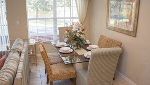 In-room dining - John's Coral Cay Townhouse 4 Bedroom IPG (Kissimmee)