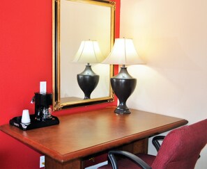 Desk, free WiFi, bed sheets - A Nights Inn (Ridgecrest)