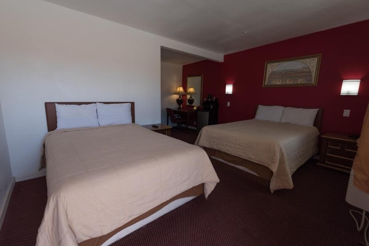 Escritorio, wifi gratis y ropa de cama 