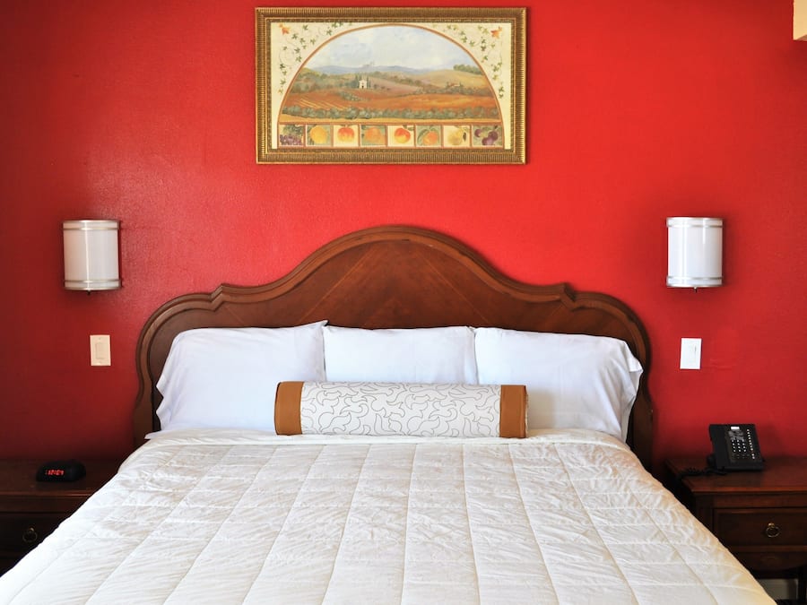 Rom – deluxe, 1 kingsize-seng | Skrivebord, wi-fi (inkludert) og sengetøy