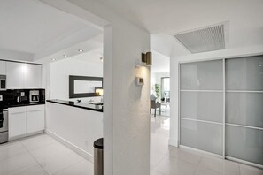 Appartement Standard, 2 chambres, vue sur le canal | Cuisine privée | Réfrigérateur, four à micro-ondes, un four, lave-vaisselle