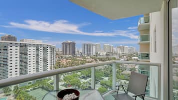 Standard-Apartment, 2 Schlafzimmer, Kanalblick | Terrasse/Patio