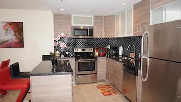 Apartamento Confort, 2 habitaciones, vistas al mar (and Full Bed) | Cocina privada | Frigorífico, microondas, horno y lavavajillas