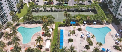 Una piscina al aire libre