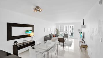 Apartamento standard, 2 quartos, vista para o canal | Área de estar | TV de tela plana