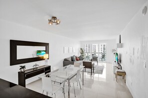 Appartement Standard, 2 chambres, vue sur le canal | Aire de séjour | Téléviseur à écran plat