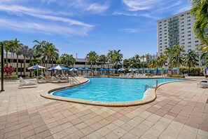 Outdoor pool - Ocean Reserve Condominium (Sunny Isles Beach)