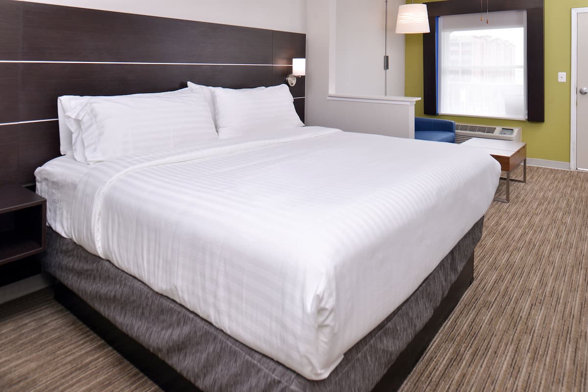 1 bedroom, in-room safe, iron/ironing board, free WiFi