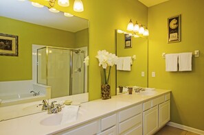 Condo, 3 habitaciones, en esquina | Baño | Amenidades de baño gratuitas y toallas 