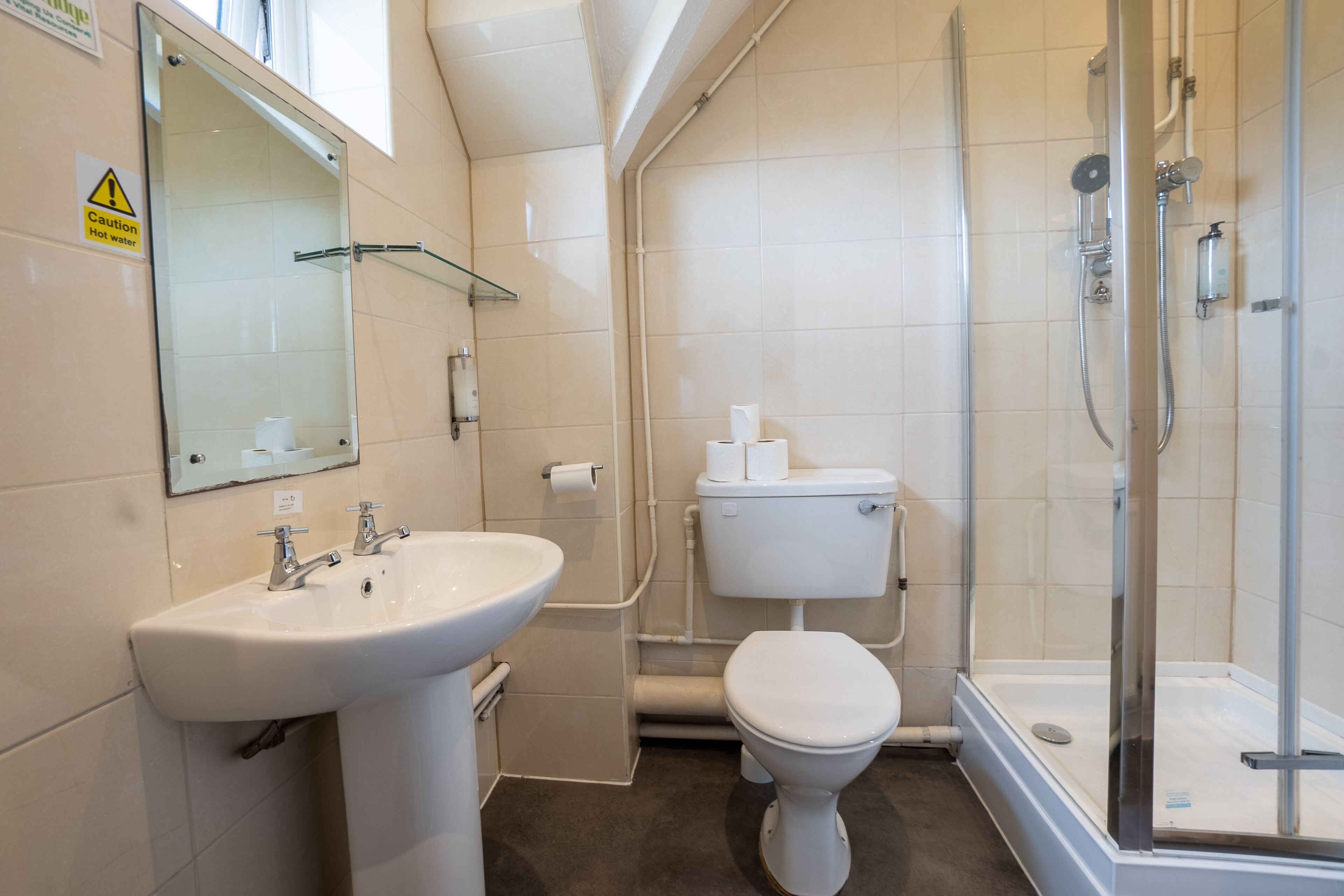 triple room, ensuite (treble double & single 1) | bathroom