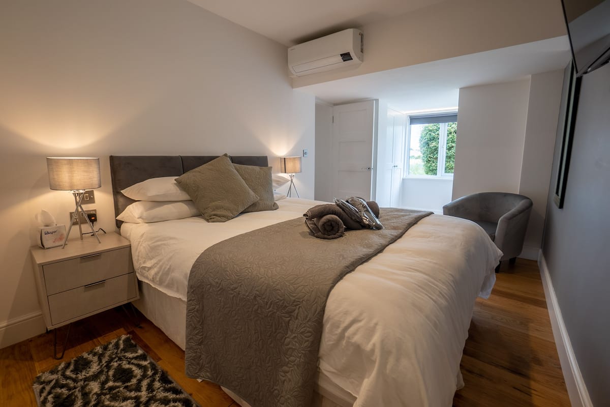 Luxury Suite, Ensuite, River View (Swan Suite) | 1 bedroom