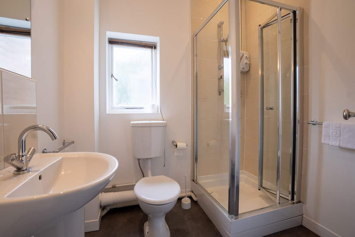 twin room, ensuite | bathroom