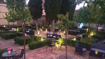 S'hi serveixen esmorzars, dinars i sopars