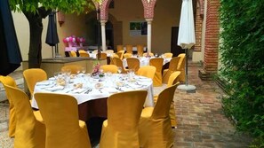Breakfast, lunch, dinner served; local cuisine, garden views