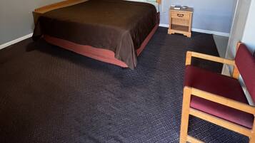 Room, 1 King Bed | Desk, free WiFi, bed sheets