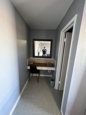 Escritorio, wifi gratis y ropa de cama . Western Motel