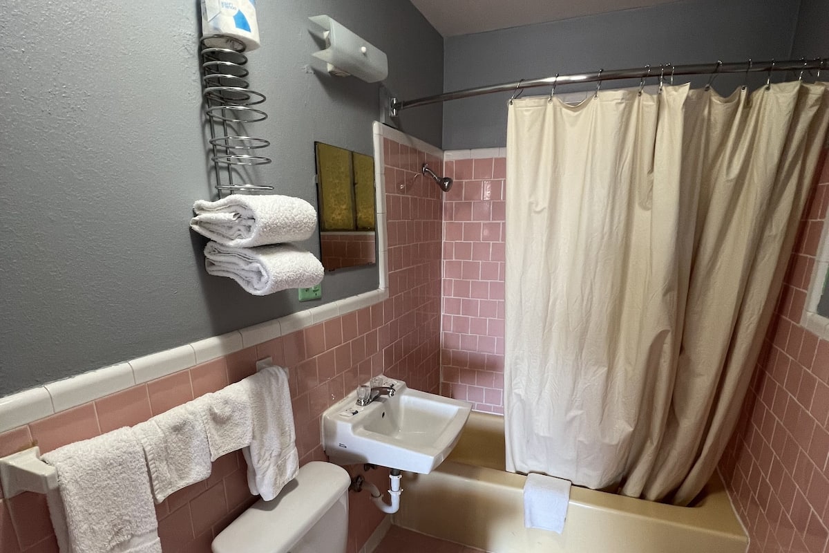 Ein Badezimmer mit Toilette, Waschbecken und Dusche.