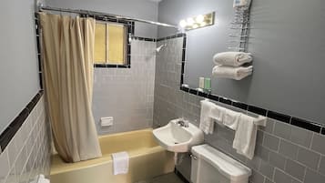 淋浴/浴缸二合一、免費盥洗用品、毛巾