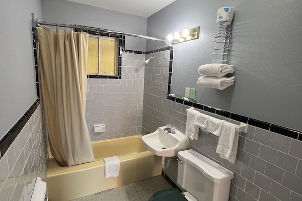 Combined shower/tub, free toiletries, towels