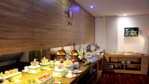 Una mesa de buffet con diferentes alimentos y utensilios para servir.