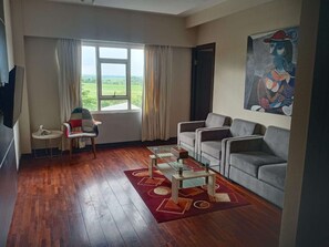 小型套房, 多张床 | 迷你吧、客房内保险箱、办公桌、折叠床/加床