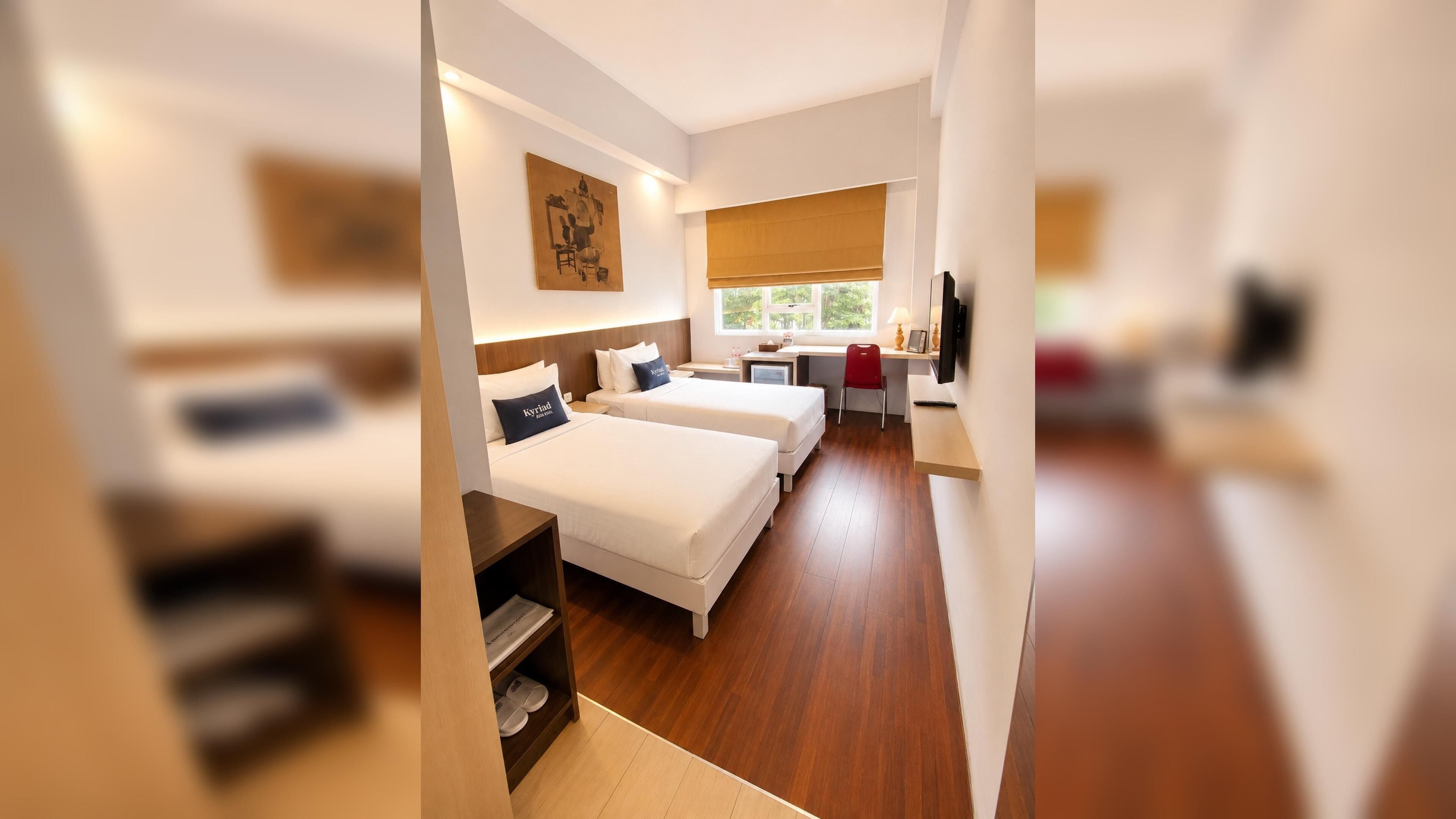 Een minibar, een kluis op de kamer, een bureau, extra bedden