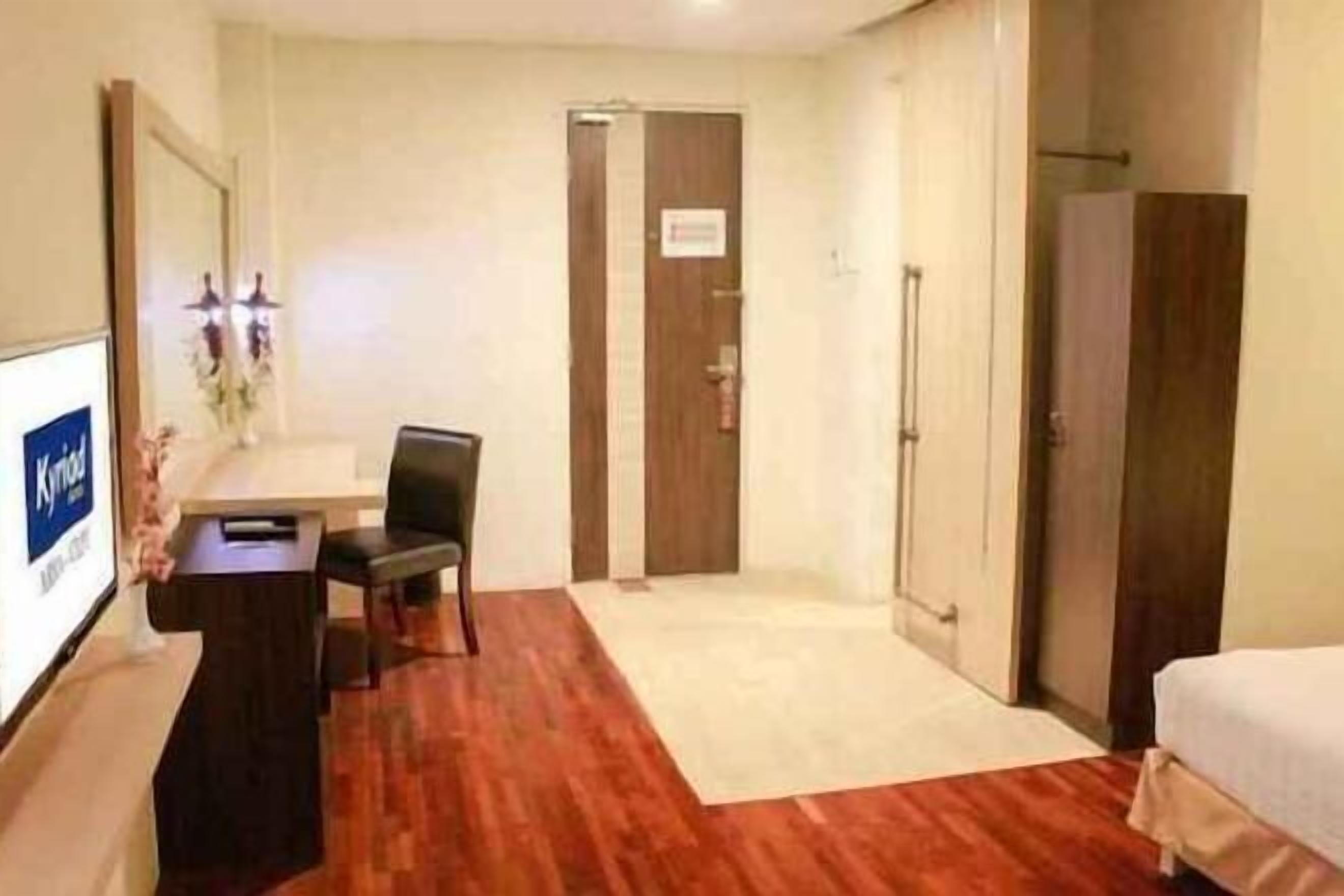 Minibar, safe på rommet, skrivebord og ekstrasenger