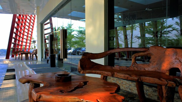 Un banco de madera con un diseño único, una pared de cristal y vistas al exterior.