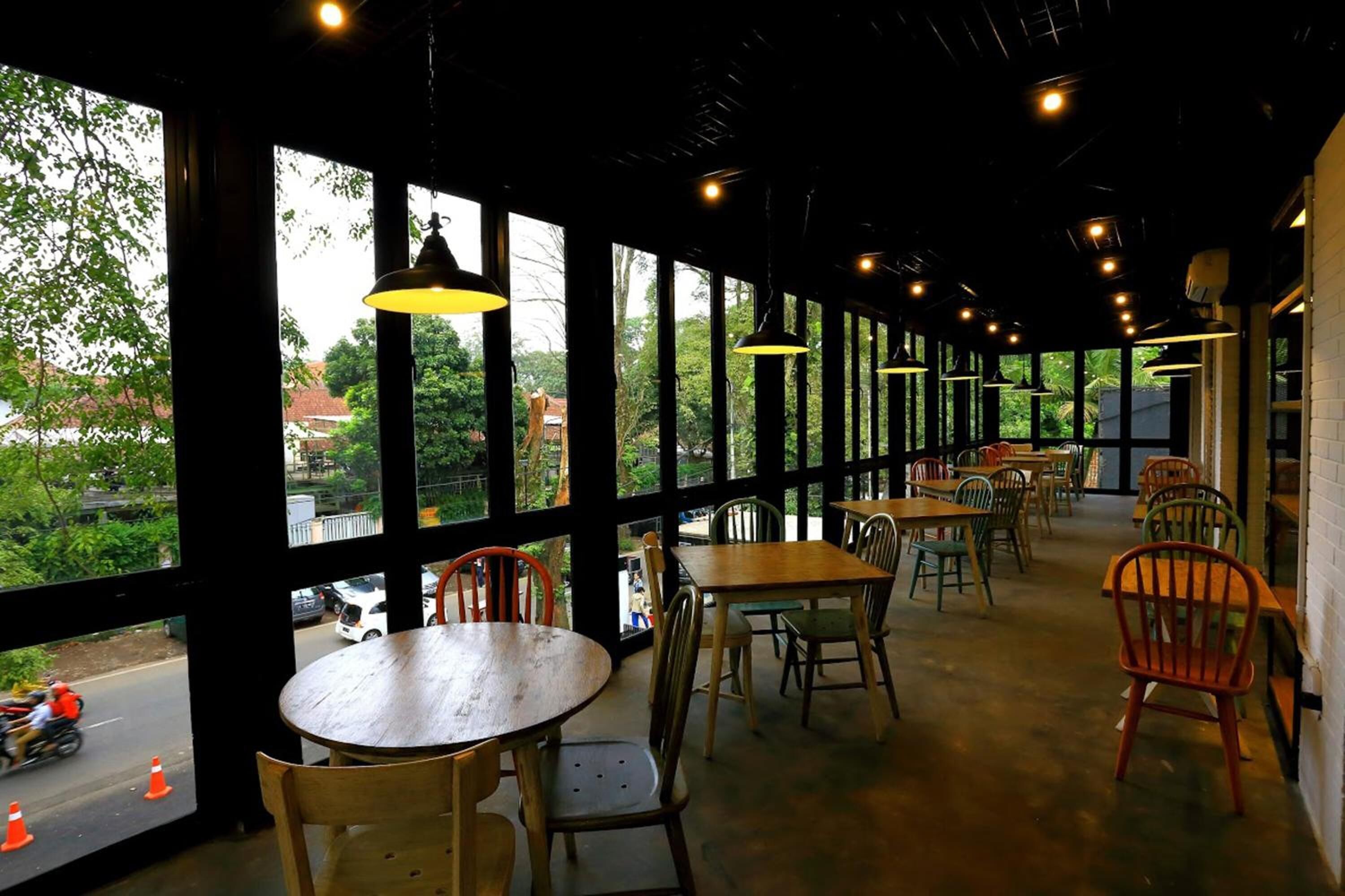 حيث تُقدم وجبات الإفطار، الغداء، العشاء، الأطباق  الأندونيسية