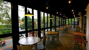 Breakfast, lunch, dinner served; Indonesian cuisine