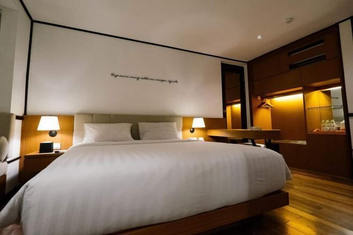 In-room safe, desk, WiFi (free), bed sheets